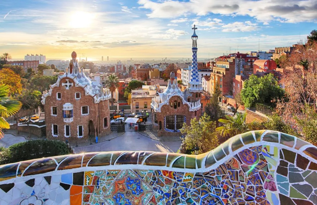Sagrada Familia in Barcelona bei Frühlingssonne im April, ideal für Städtereisen in Europa