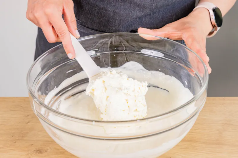 Sahne unter Joghurtcreme heben