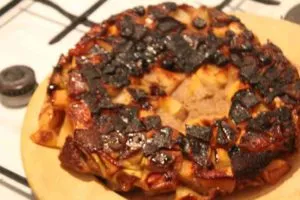 Sahne, Zitrone und Puderzucker als Garnitur