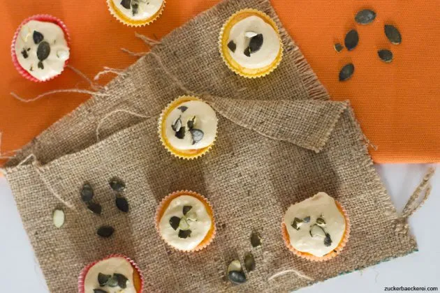 Saisonale Mini-Kürbiscupcakes, passend für Herbstgeburtstage oder gemütliche Kaffeerunden.
