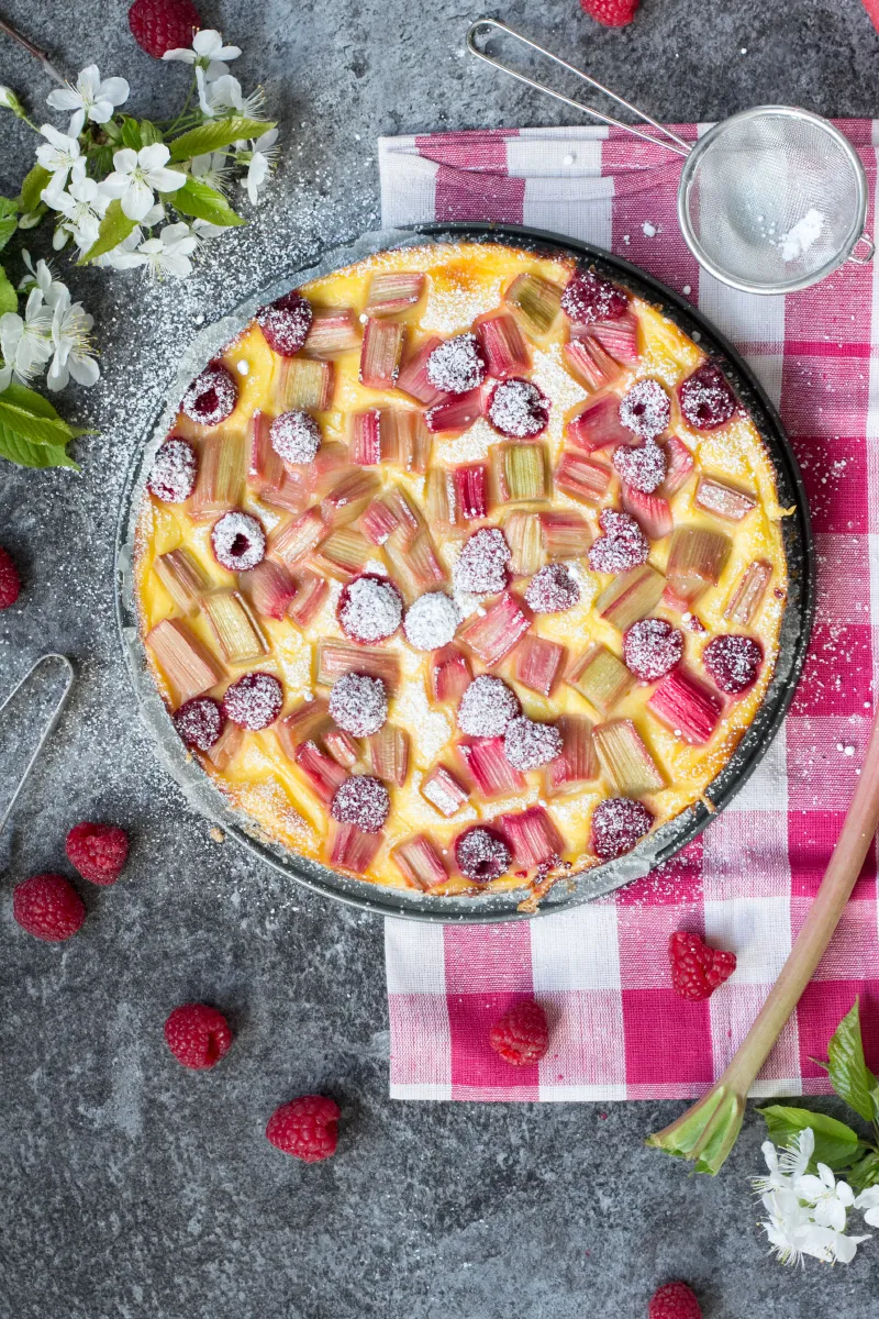 Saisonaler Puddingkuchen mit Rhabarber und Himbeeren für den Frühsommer