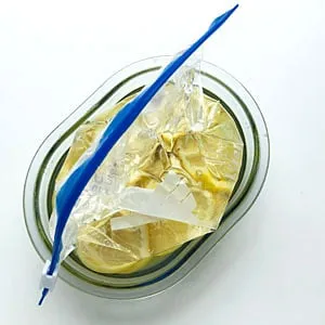 Salzzitronen mit einem Beutel beschwert