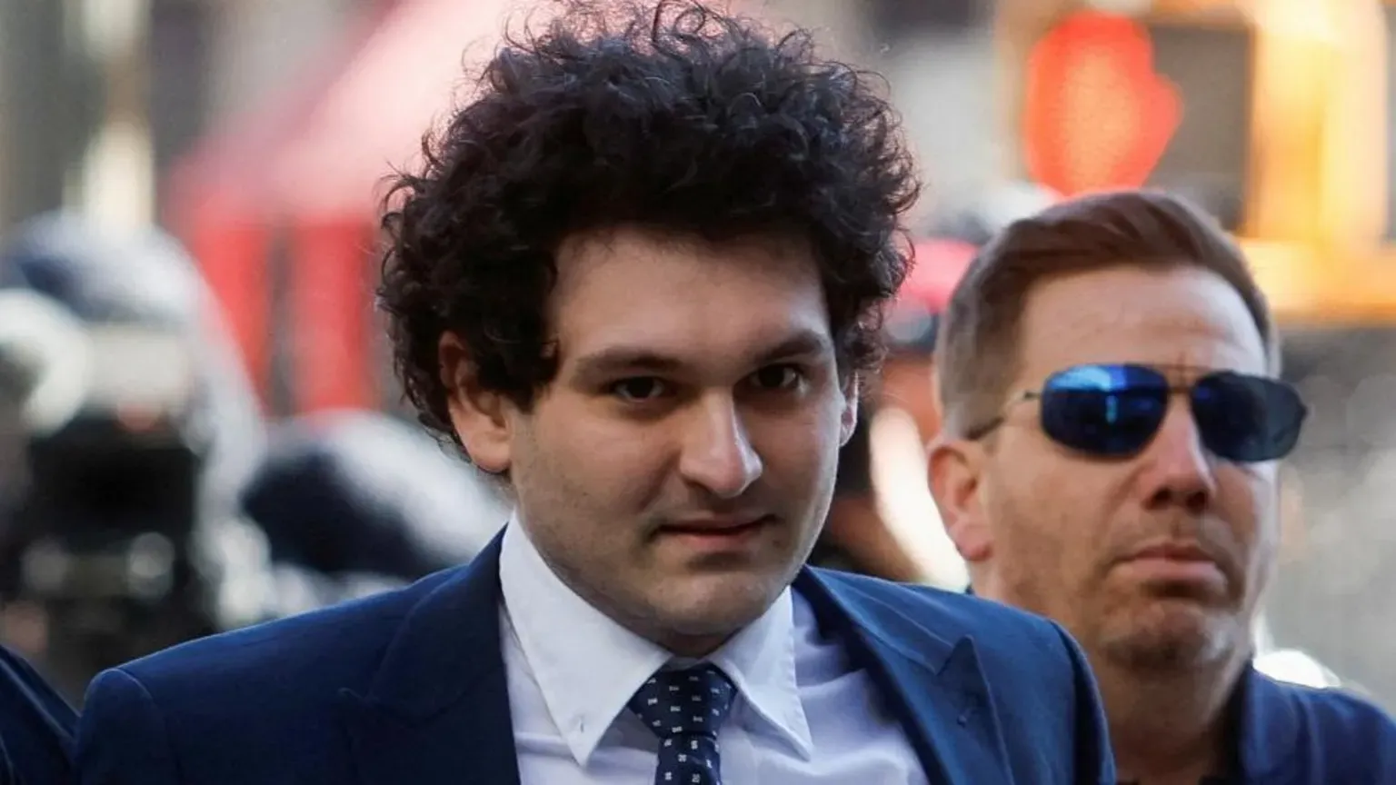 Sam Bankman-Fried in nachdenklicher Pose während des Gerichtsverfahrens