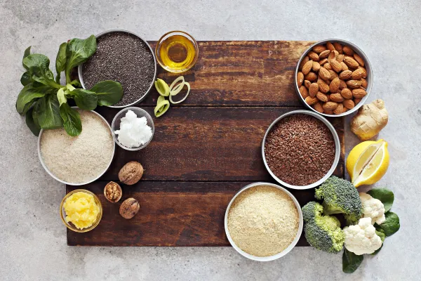 Samen, Nüsse und pflanzliche Fette wie Chia-, Leinsamen und Flohsamenschalen sind ausgezeichnete Hausmittel für eine gesunde und ausgeglichene Darmflora.