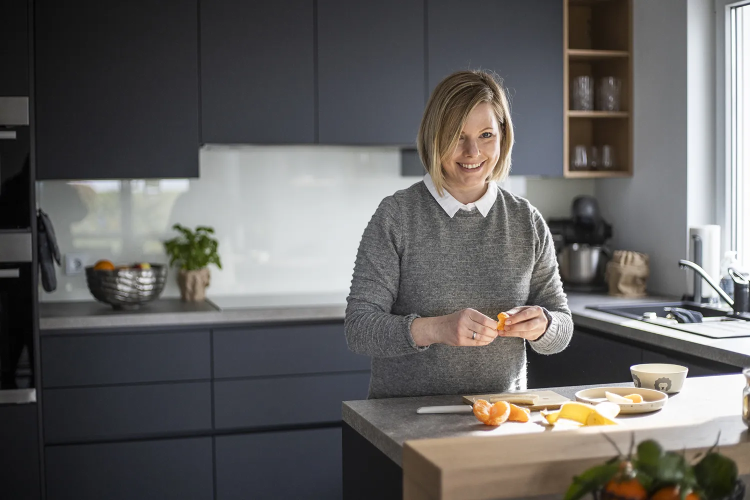Sammlung von Meal Prep Gerichten für die Woche, darunter Brokkoli-Nudeln, Nudelauflauf, Curry, Bratreis und Quinoasalat