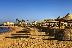Sandstrand und Korallenriffe im Roten Meer, Ägypten, ideal zum Tauchen und Entspannen in der Juli-Sonne.
