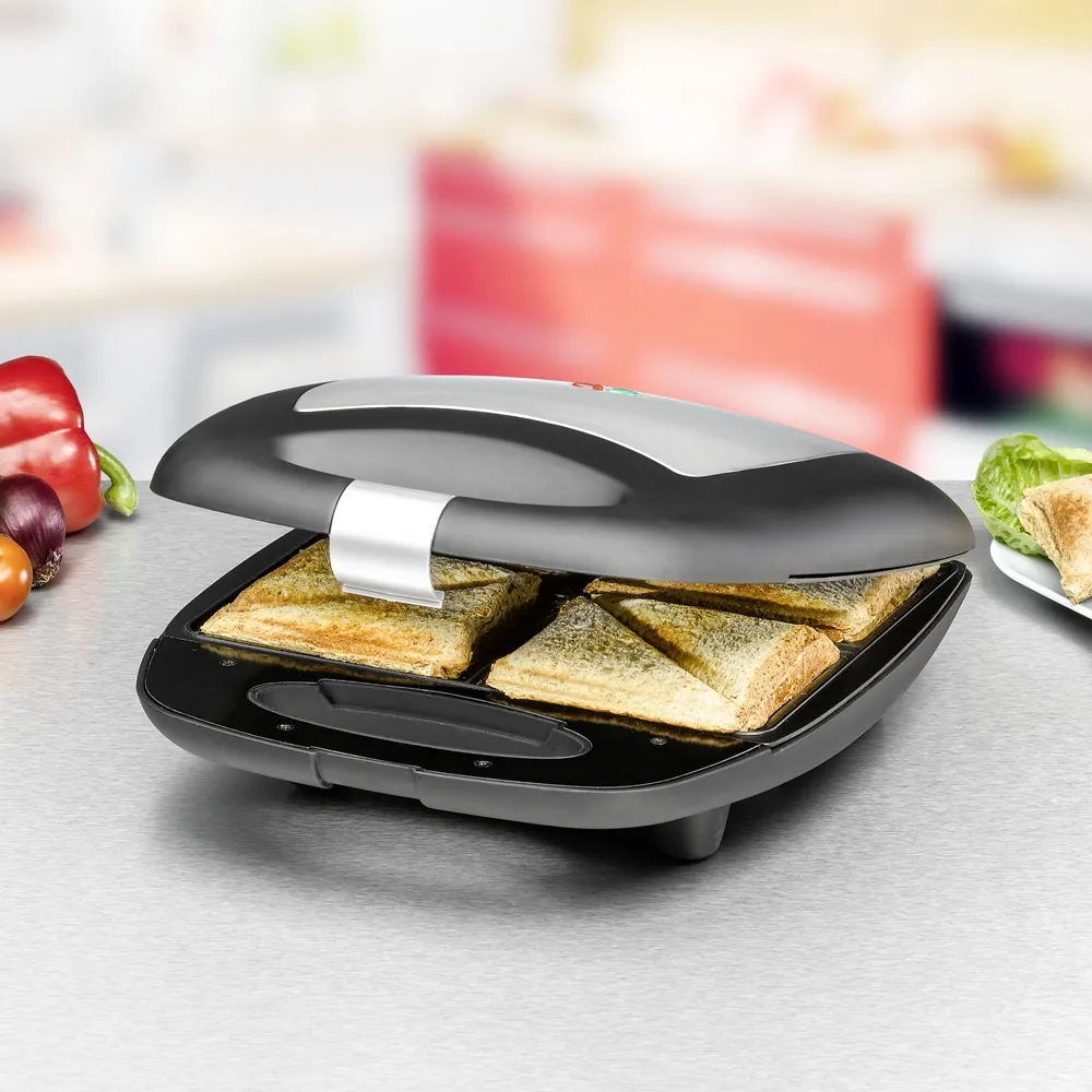 Sandwichmaker 4 mit belegten Toastscheiben