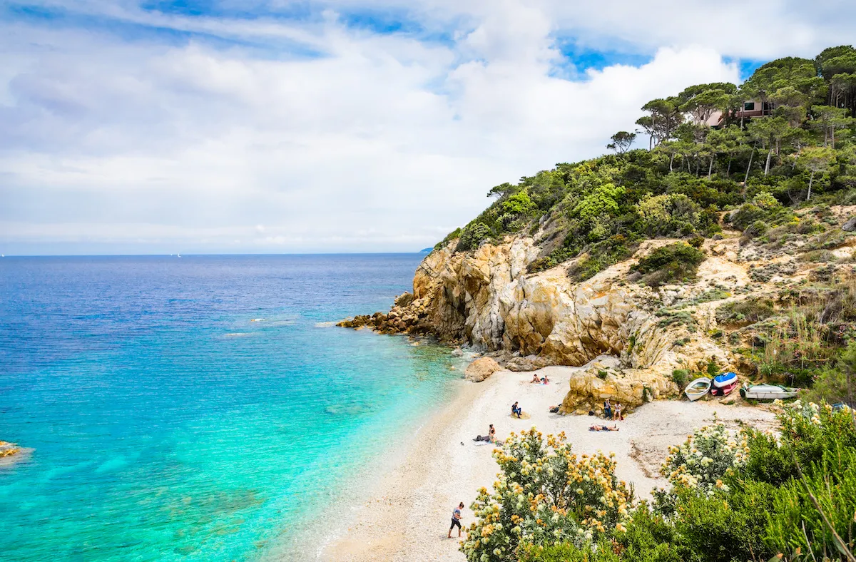 Sansone Strand auf Elba im Mittelmeer mit weißem Sand und kristallklarem Wasser