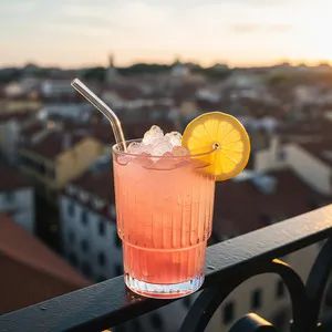 Sarti Lemon Spritz in einem Longdrinkglas mit Bitter Lemon und Zitronenscheibe, eine herbere Variante des Sarti Getränks.