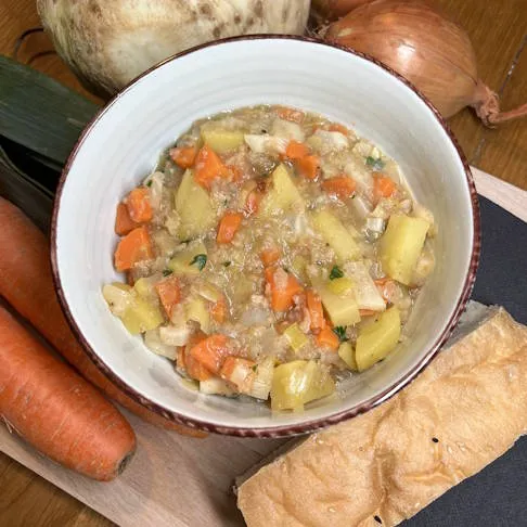 Sättigend, entzündungshemmend und reich an Ballaststoffen, pflanzlichem Eiweiß und knochenstärkenden Nährstoffen: Grünkern-Gemüse-Eintopf, ein vollwertiges Arthrose Ernährung Rezept.