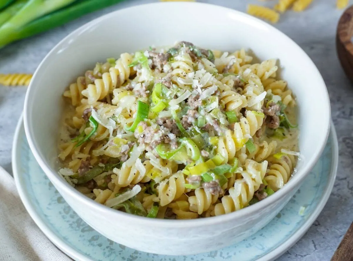 Sättigende Käse-Lauch-Nudeln mit Hackfleisch