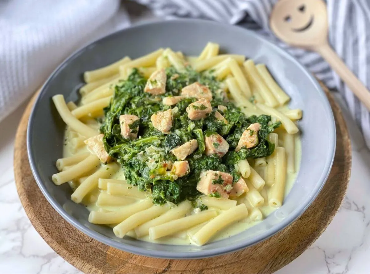 Sättigende Nudeln mit Lachs und Spinat