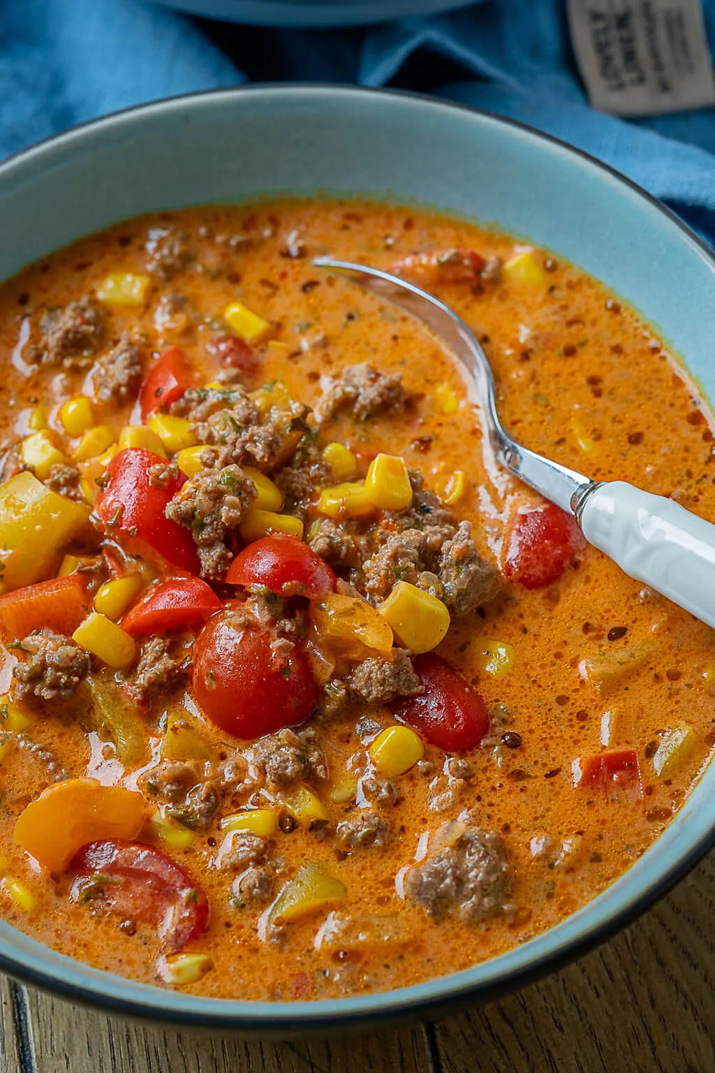 Sättigende Pizzasuppe mit Hackfleisch, Gemüse und Käse, ein beliebtes einfaches Suppenrezept.