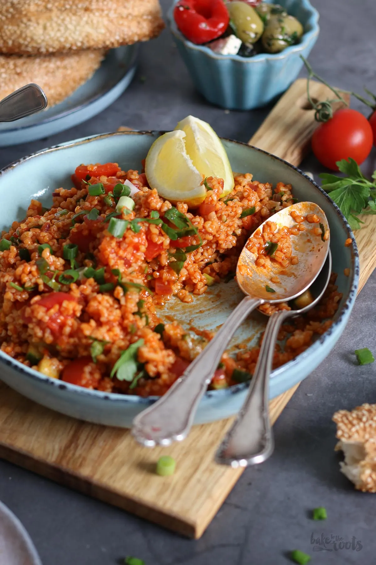 Saucen und Gemüse für den Bulgursalat in Schüsseln präsentiert