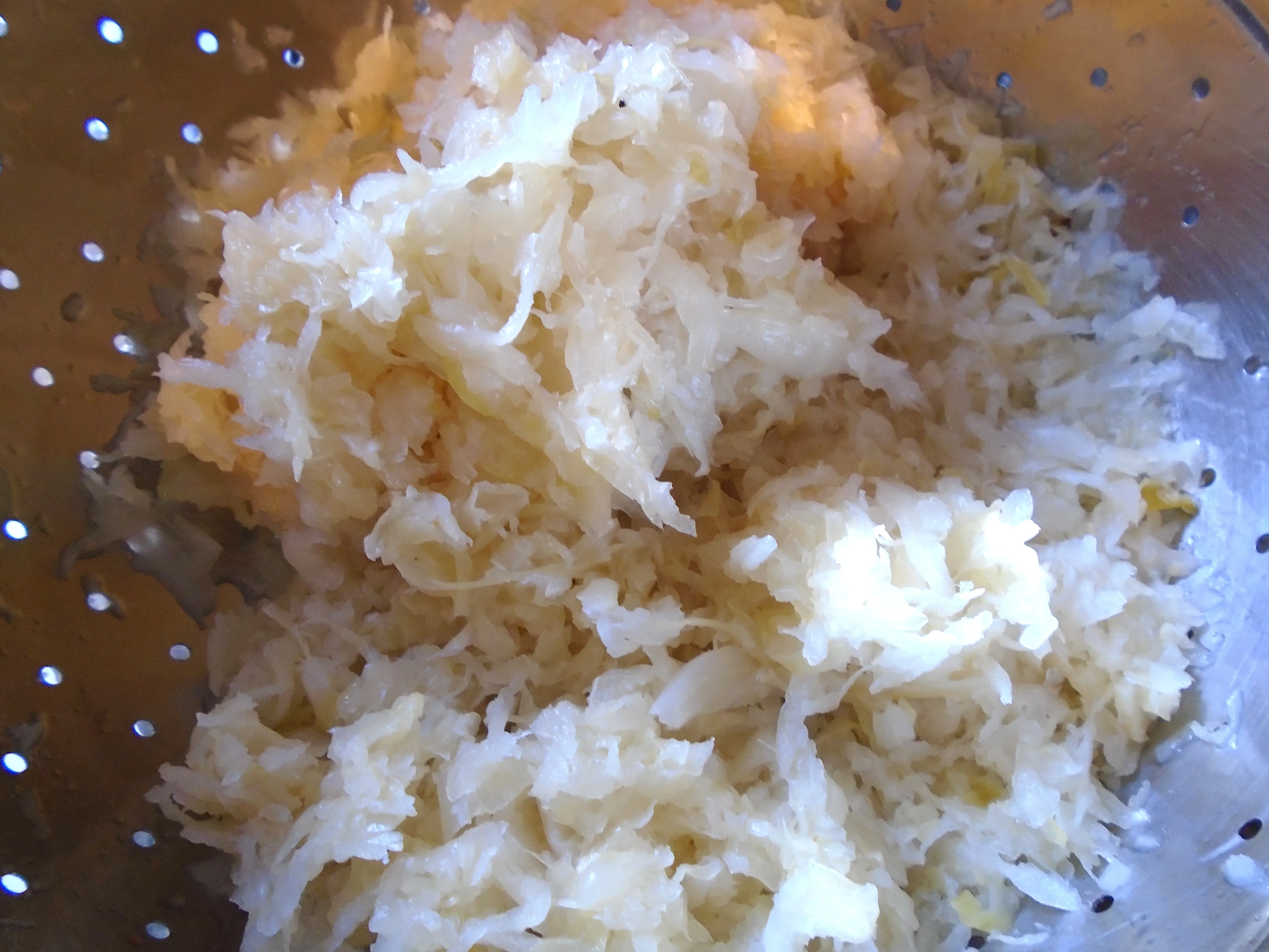 Sauerkraut vor dem Kochen abspülen und ausdrücken, um den Säuregrad zu mildern