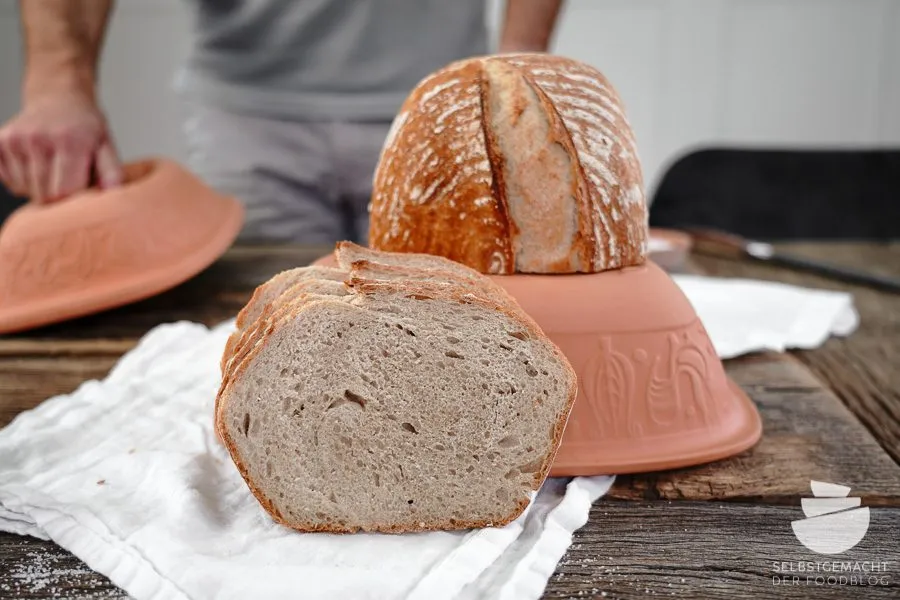 Sauerteigbrot im Römertopf zubereiten