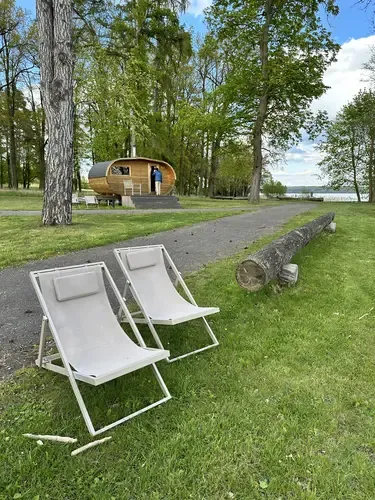 Saunen im Hintergrund am Seeufer