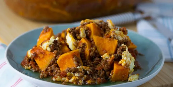 S%C3%BC%C3%9Fkartoffel-Hackfleisch-Auflauf-mit-Feta-%C3%BCberbacken-735x368