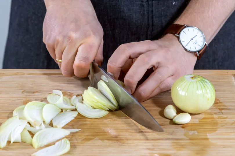 Schälen und Schneiden von Zwiebeln und Knoblauch