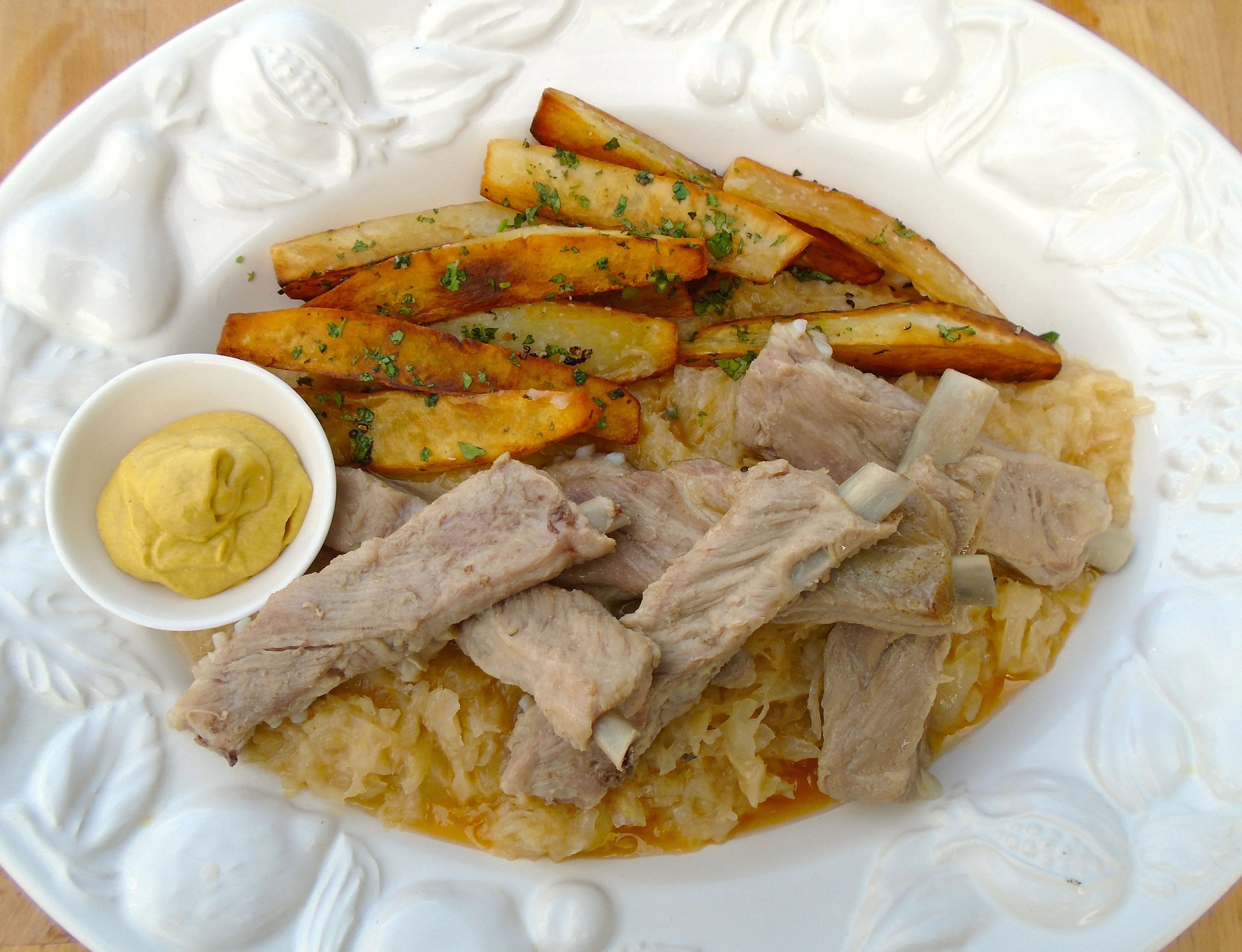 Schälrippchen mit Sauerkraut und Bratkartoffeln, ein klassisches schwäbisches Gericht