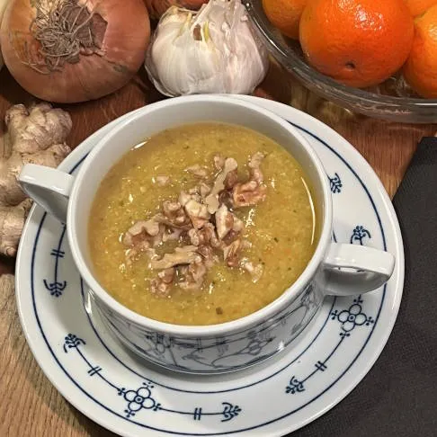 Scharf, fruchtig und super gesund: Wirsing-Currysuppe mit Mandarine, ein ideales Arthrose Ernährung Rezept zur Entzündungshemmung.
