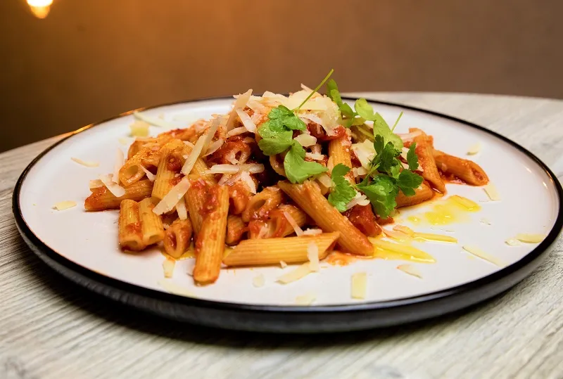 Scharfe Penne all'Arrabbiata mit Tomaten und Chili, ein schnelles Pastagericht