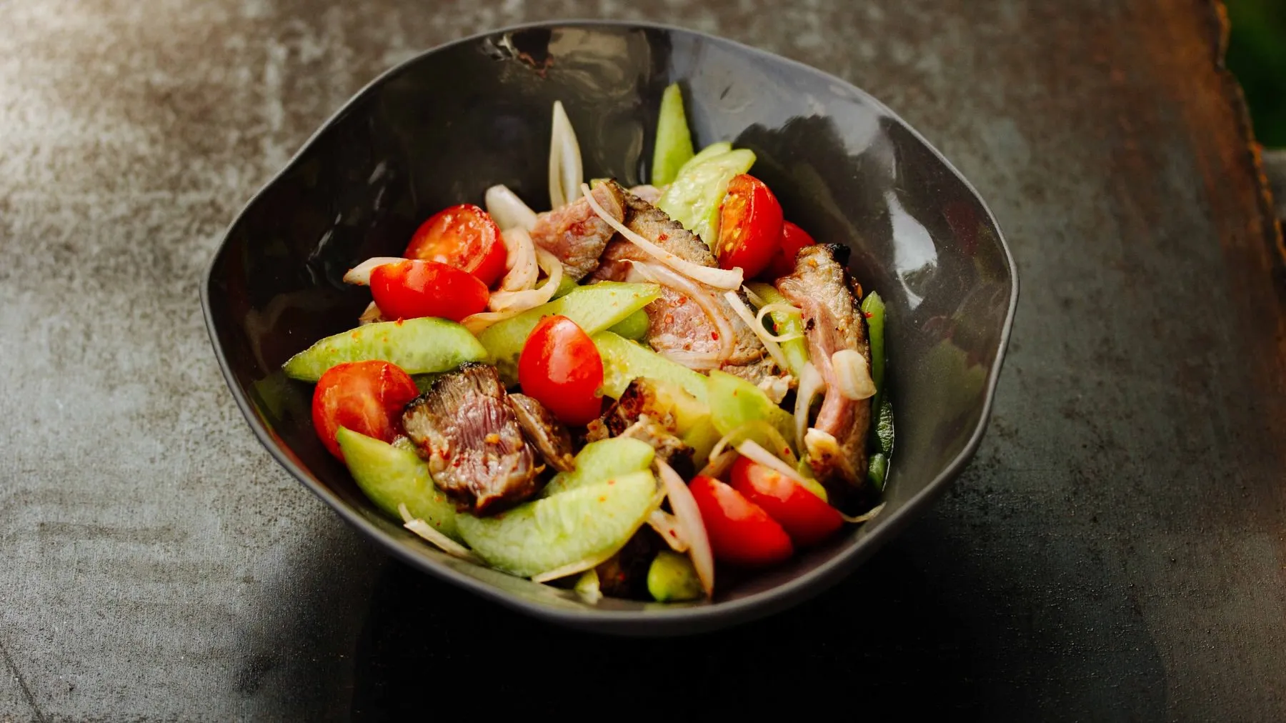 Scharfer Thai-Rindersalat mit gegrilltem Steak