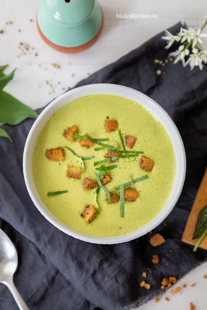 Schaumige Bärlauchsuppe, zubereitet mit einem Standmixer, serviert in einer tiefen weißen Schale