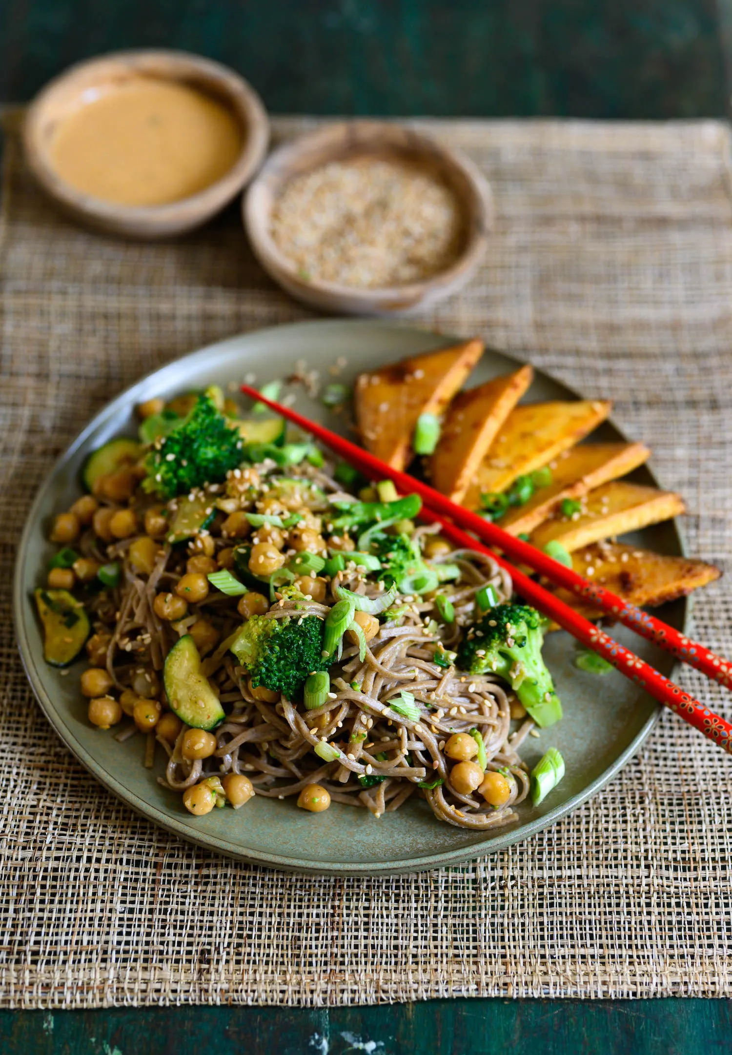 Scheiben von Räuchertofu werden in der Pfanne goldbraun gebraten und mit Sojasauce mariniert.