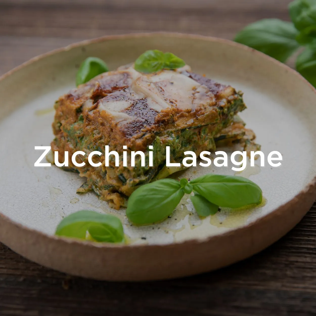 Schicht für Schicht: Rohe Zucchini-Lasagne, bei der die Zucchini-Scheiben mit einer Mandoline zubereitet wurden