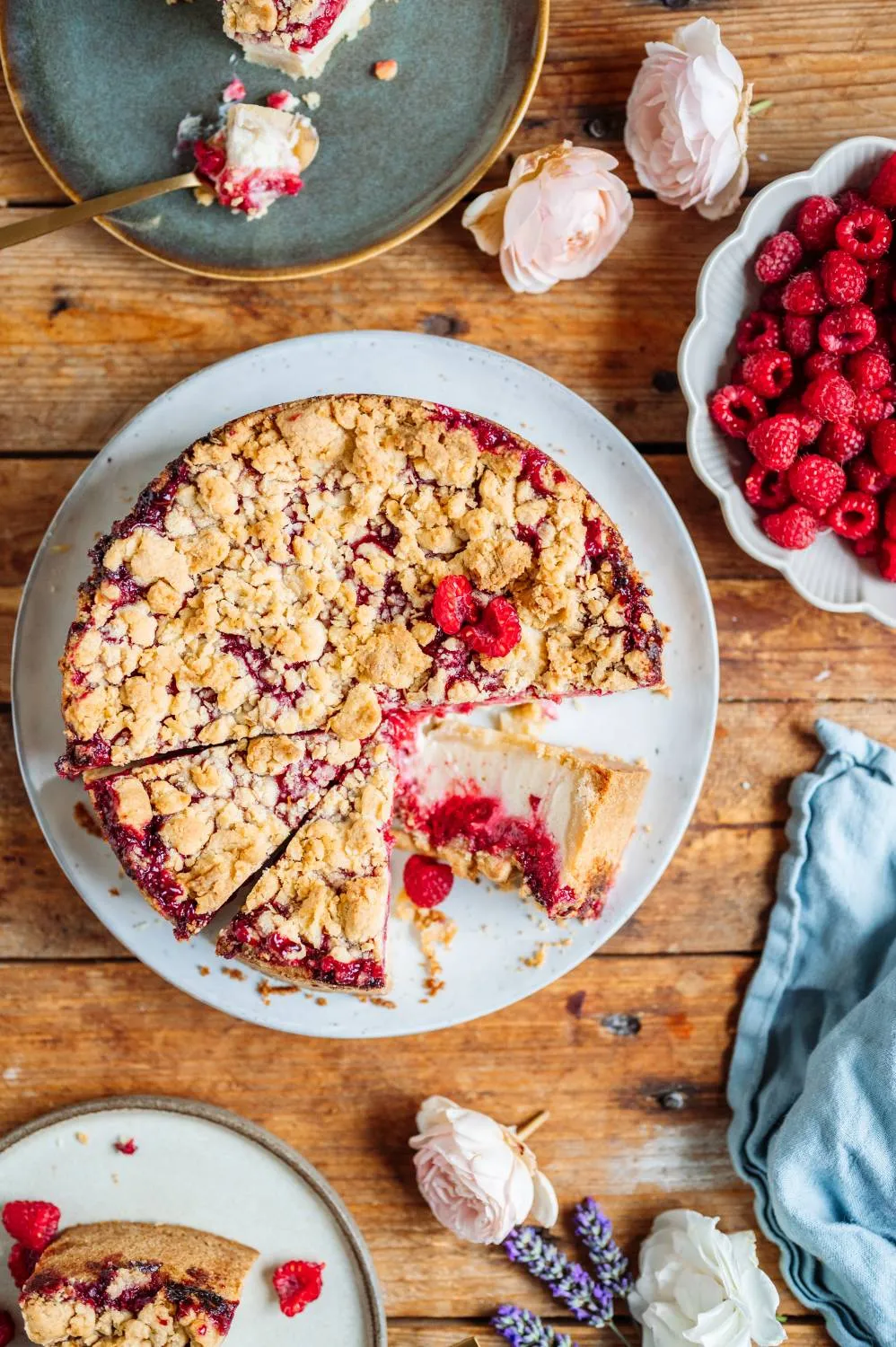 Schichtaufbau des Joghurt-Käsekuchens mit Himbeeren und Streuseln
