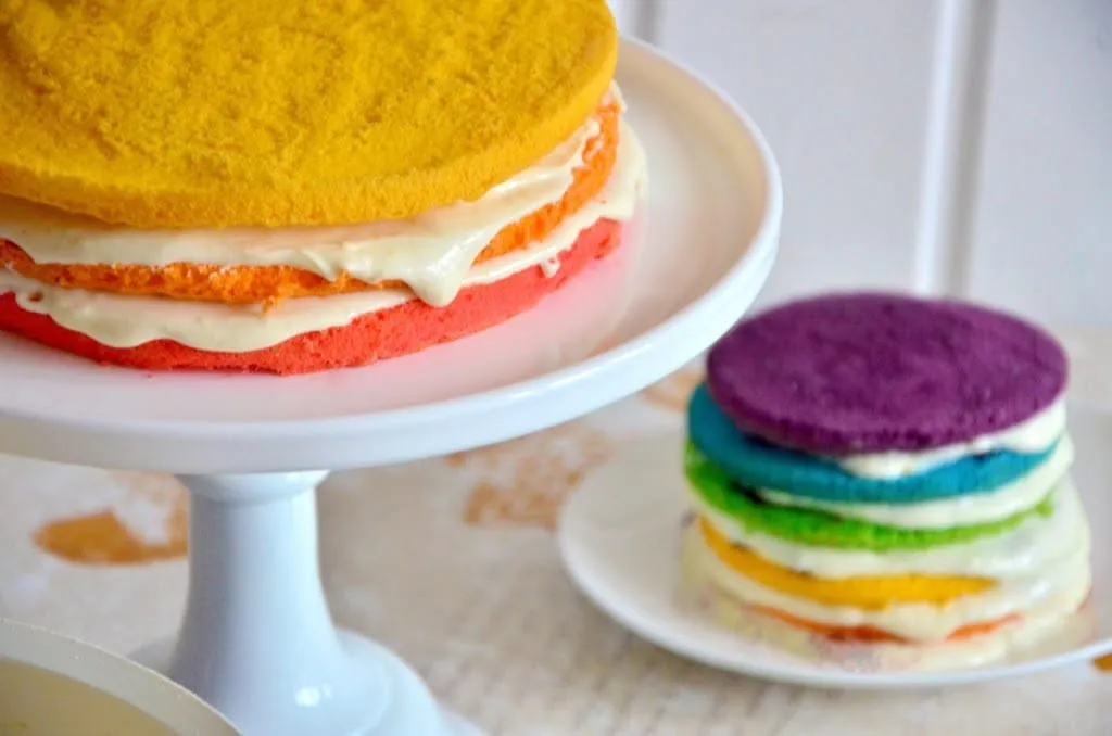 Schichten der Regenbogen-Torte