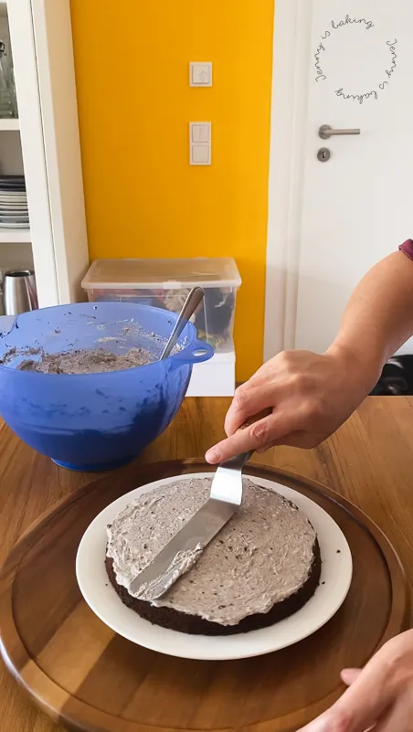 Schichten einer Torte mit Werkzeugen auf einem Drehteller, um perfekte Ebenen zu erzielen.