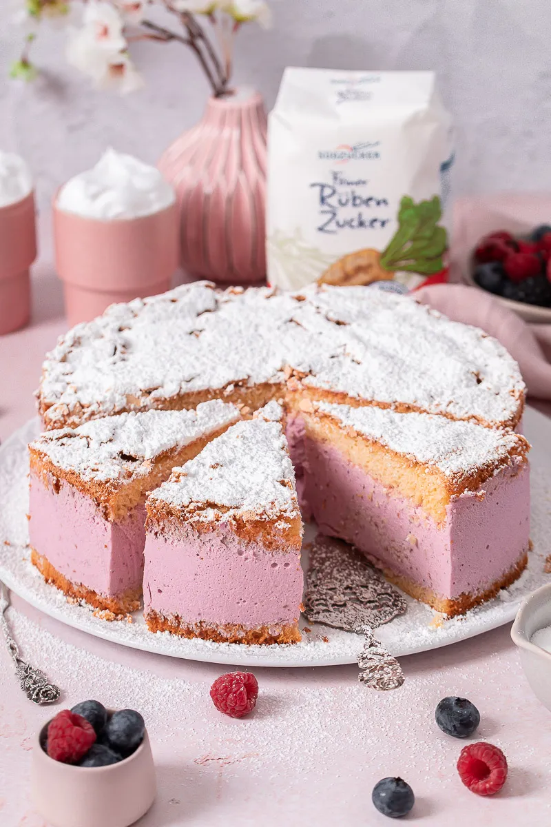 Schichtweiser Aufbau einer Beeren-Sahne-Torte
