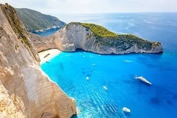 Schiffswrack in einer Bucht auf Zakynthos, Griechenland