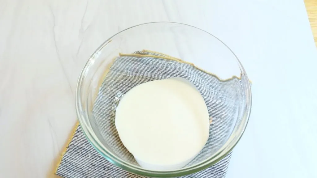 Schlagsahne in einer Schüssel, bereit zum Aufschlagen