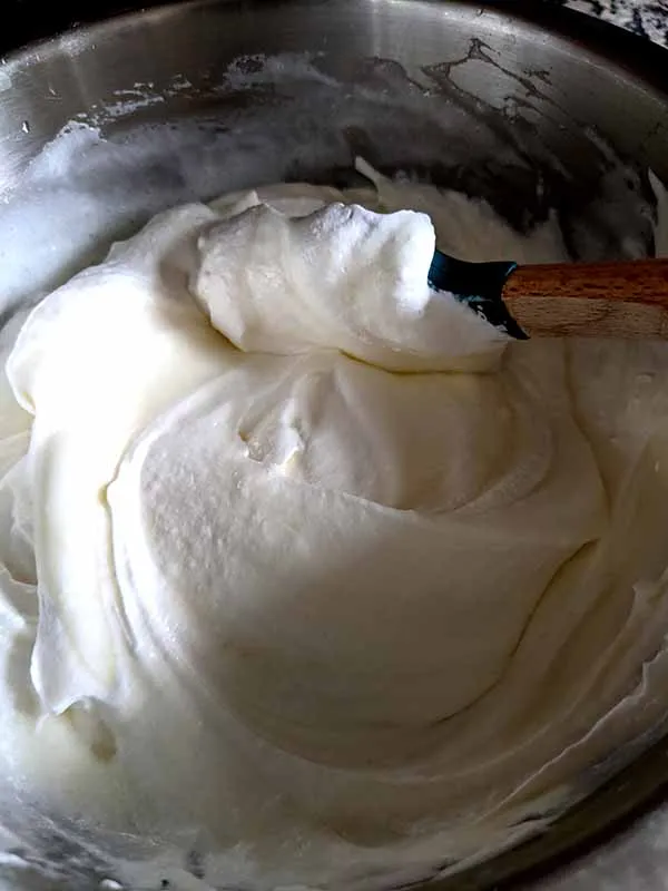 Schlagsahne wird vorsichtig unter die Käse-Sahne-Mischung gehoben