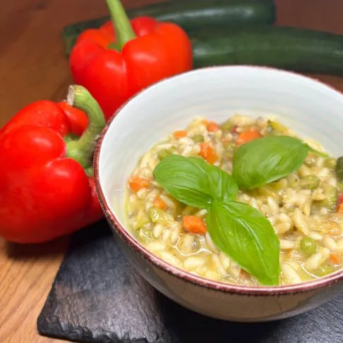 Schlankmacher aus der italienischen Küche: Minestrone, eine vielseitige Suppe für die Arthrose Ernährung.