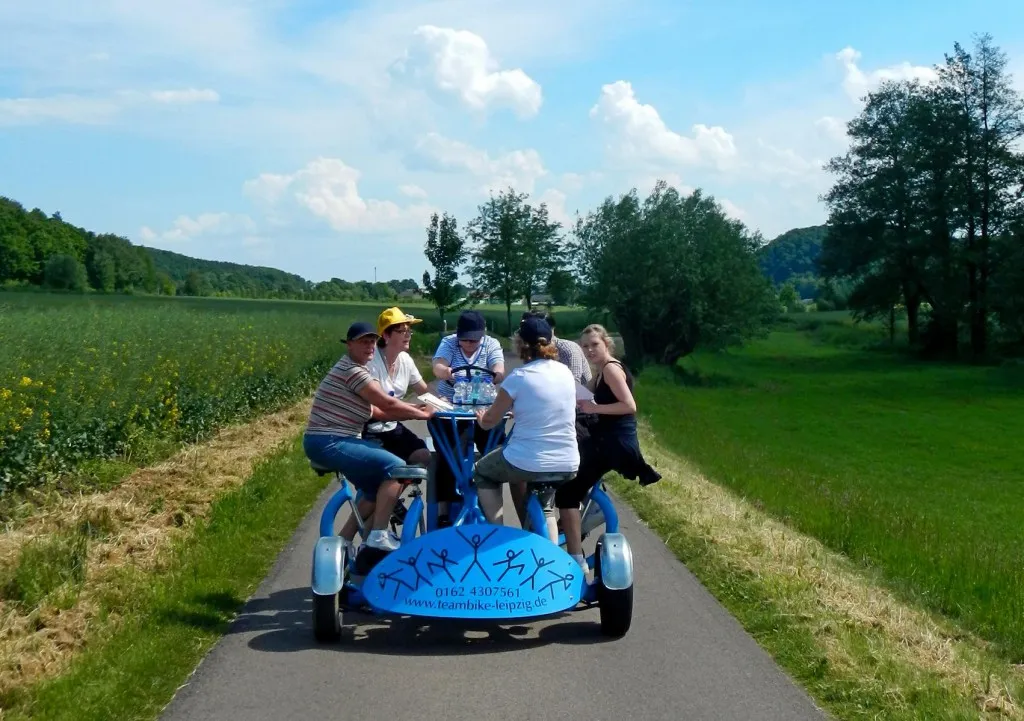 Schlauchboottour auf der Mulde mit blauem Himmel