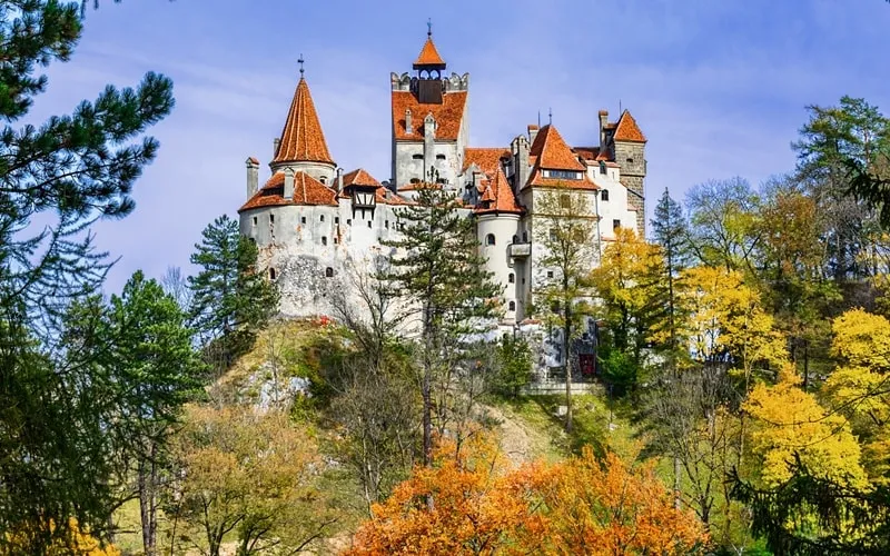 Schloss Bran in Rumänien im Nebel
