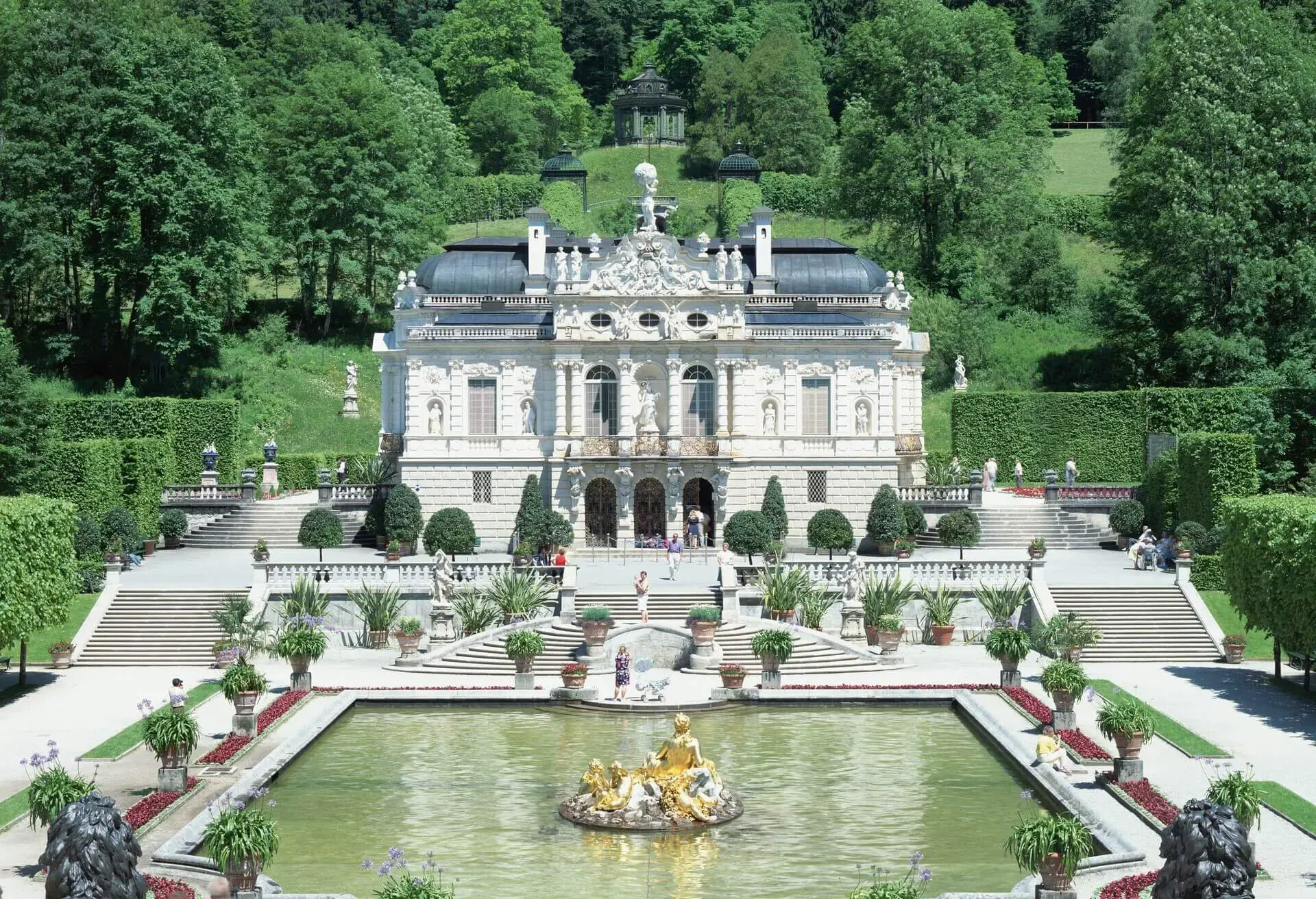 Schloss Linderhof mit goldenem Brunnen im Schlosspark