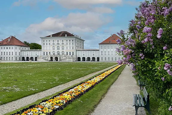 Schloss Nymphenburg von außen mit klarem Himmel und Teich