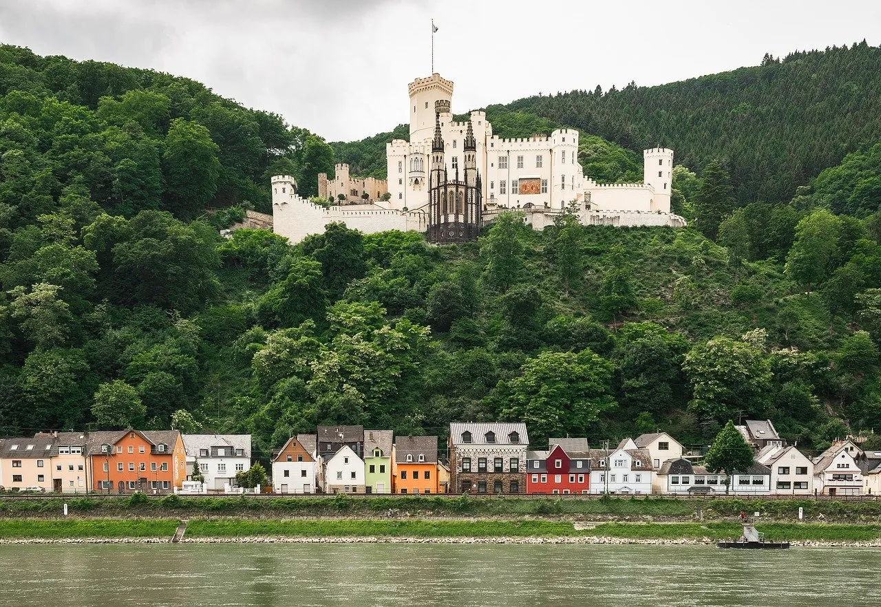 Schloss Stolzenfels am Rhein, eine beeindruckende Burg am Flussufer