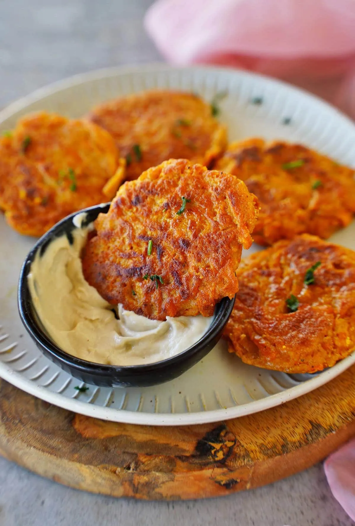 Schmackhafte Karotten-Bratlinge mit cremigem Dip, perfekt als Beilage oder Snack