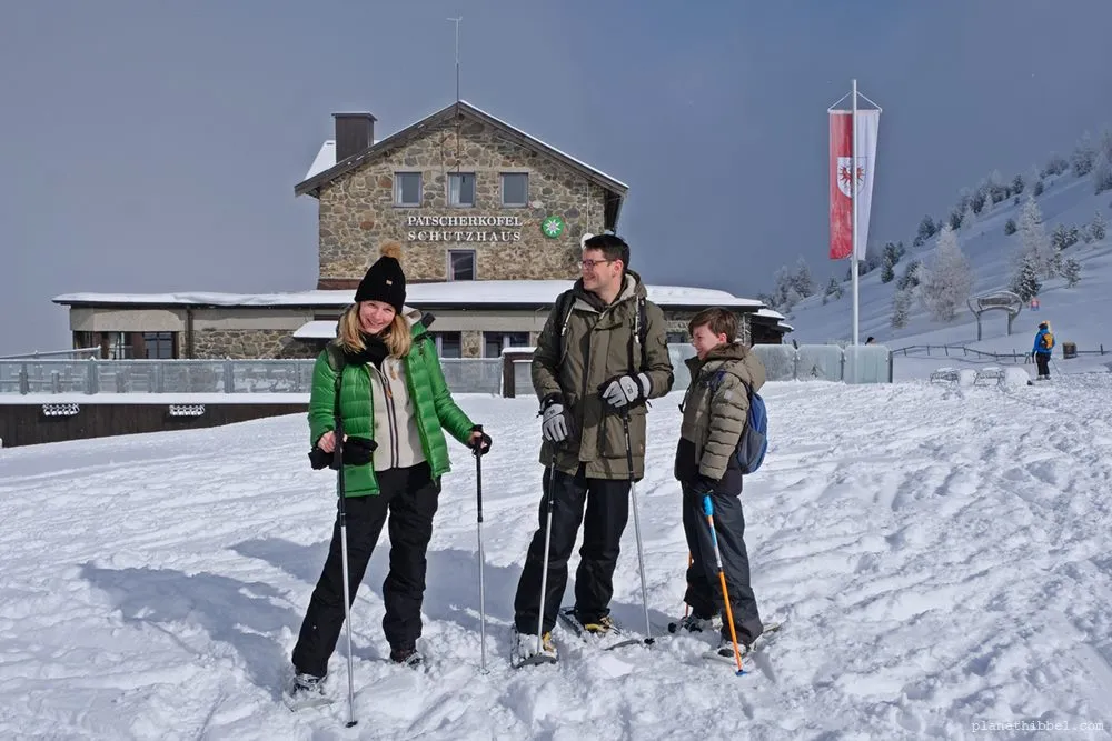 Schneeschuhwanderer in tiefem Schnee im Harz