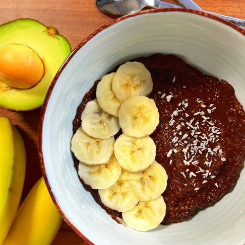 Schnell gemacht und ein gesunder Snack für Zwischendurch: Avocado-Schoko-Pudding, reich an gesunden Fetten und ideal für Arthrose Ernährung Rezepte.