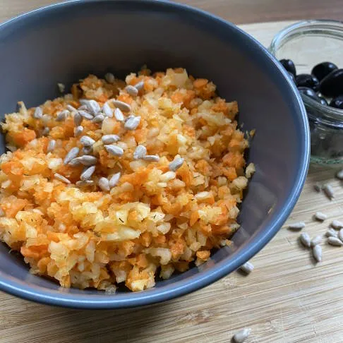 Schnell und lecker: Kohlrabi-Möhren-Salat, eine einfache und gesunde Beilage, die zu einer Arthrose Ernährung passt.