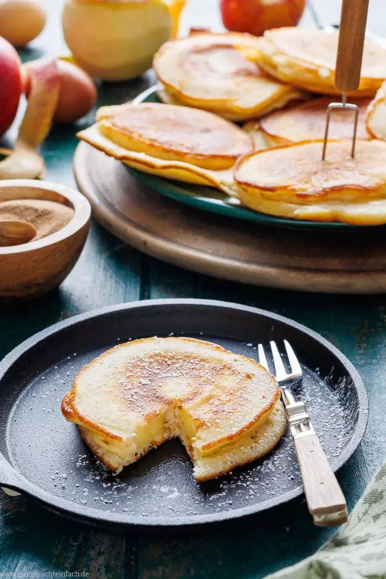 Schnelle Apfelküchlein, direkt aus der Pfanne serviert
