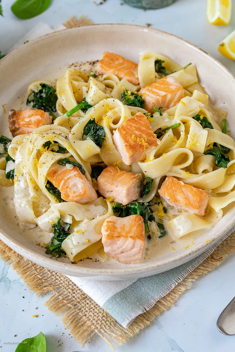 Schnelle Bandnudeln mit Lachs und Spinat in Sahnesauce.