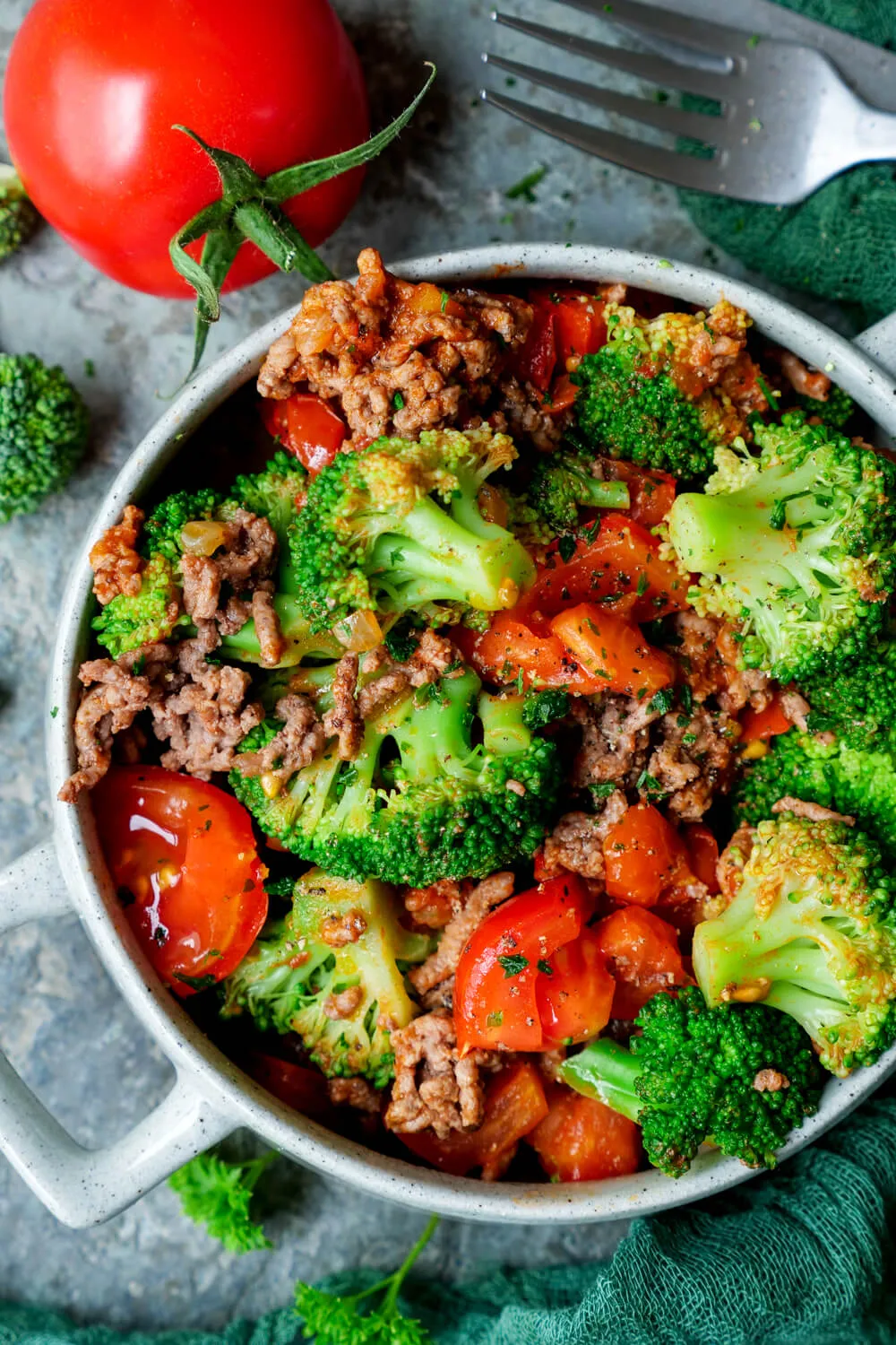 Schnelle Brokkoli-Hackfleisch-Pfanne mit Tomaten und frischer Petersilie